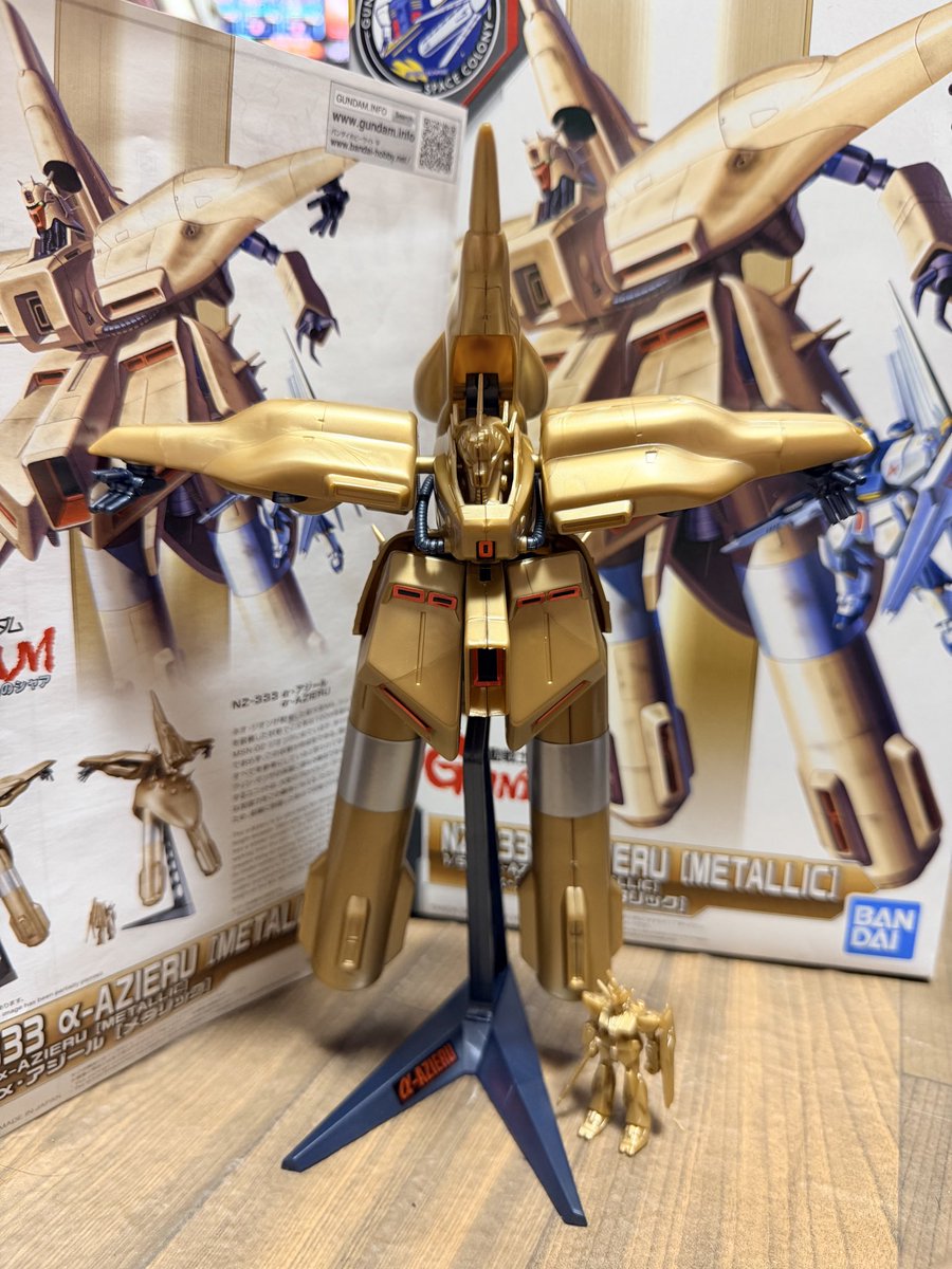 mpksw's tweet photo. α・アジール完成っ！手前に同スケールのνガンダムと比較しての脅威の大きさ！
５５０／１でこの大きさだぜ！

福岡限定のが東京ガンダムベースで買えて良かった… https://t.co/piuhGtjNEB