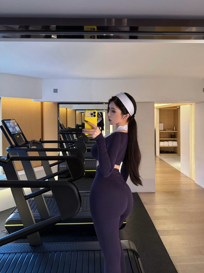 Babryirx0's tweet photo. 隔着屏幕都能闻到健身健身婊出汗在房间里散发出的骚味了齁哦哦哦哦哦哦，这瑜伽裤把屁股勒的这么饱满，就是要让狗儿子进去帮祖宗清理这一天的臭汗哦哦哦哦。
为什么来健身还画这么全的妆啊啊啊，一定是直接在健身房的厕所找大鸡巴亲爹给狗儿子代绿帽齁哦哦哦哦哦哦
#意淫 #配文 #羞辱 #配图 https://t.co/JiGX6MpNli