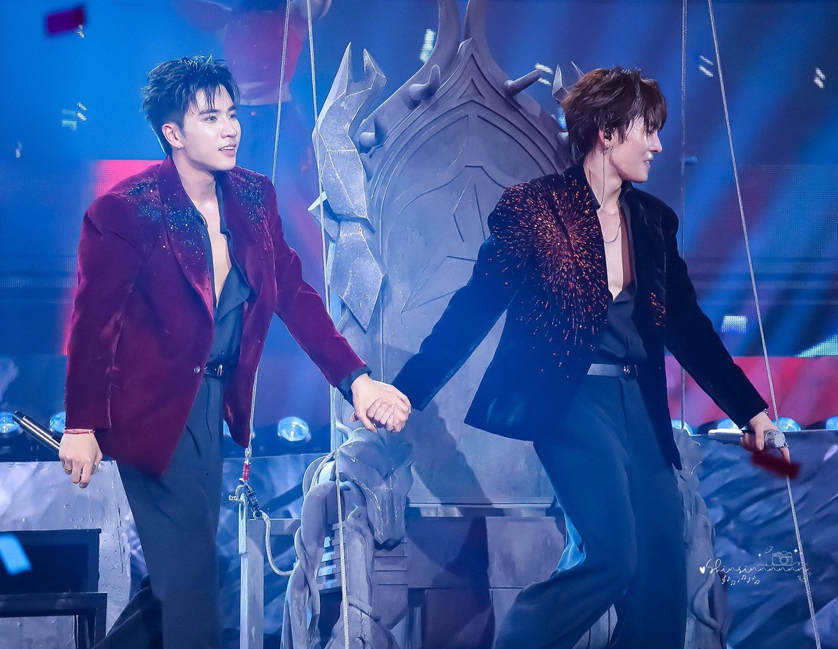 uuuunnnnn_'s tweet photo. ไม่รู้ใครจูงมือใคร พากันเจริญรุ่งเรืองสุดๆ  * https://t.co/a1eQFcxamU