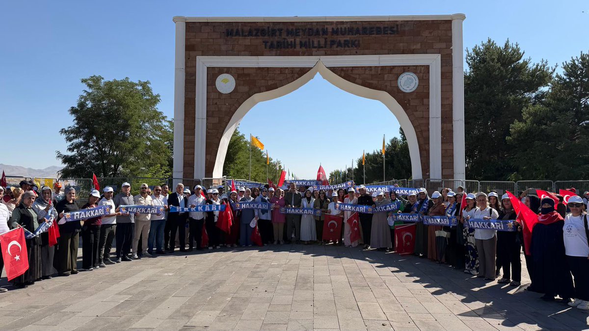 Akkadin_Hakkari's tweet photo. Cumhurbaşkanımız SnRecep Tayyip Erdoğan’ın liderliğinde, Malazgirt Zaferi’nin 955 yıl dönümü programına il, ilçe ve mahalle teşkilatlarımızla birlikte katılım sağladık.

Başta Sultan Alparslan olmak üzere,Anadolu’yu bizlere vatan kılan tüm kahramanlarımızı rahmet anıyoruz. https://t.co/sULBYYGl51