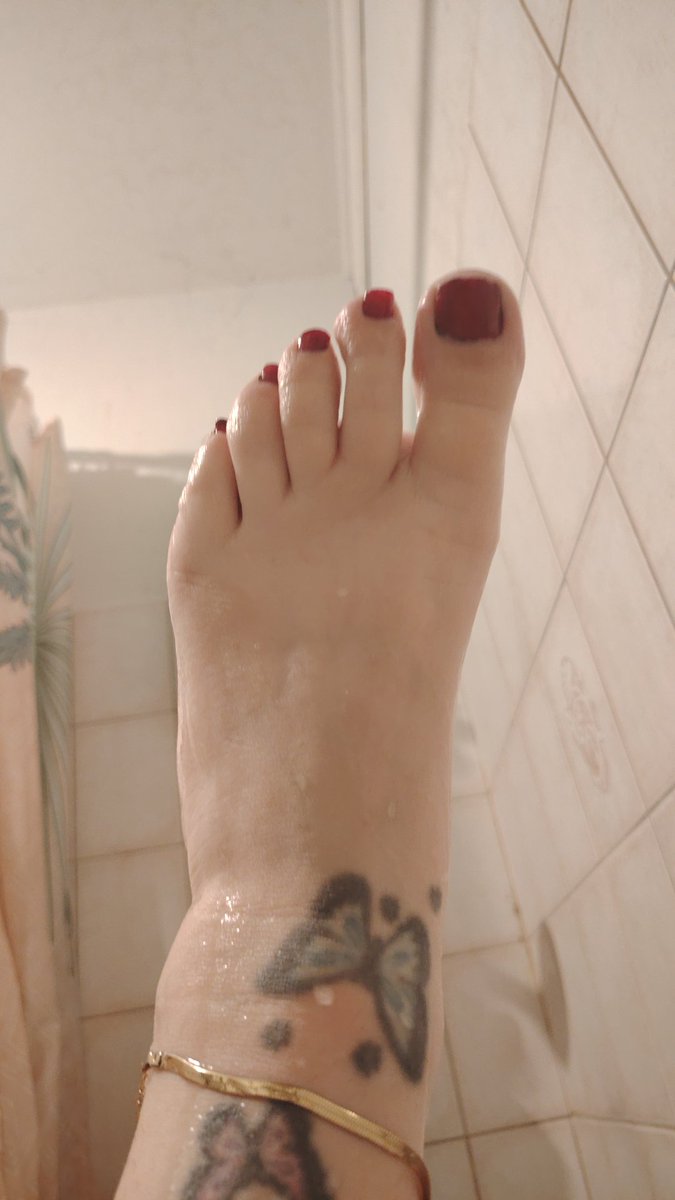 angeliq04060641's tweet photo. Ohh les soumis et bonnes chiennes...vous voulez la vidéo complète du bain ??? Payez !!!!! 
#soumis #paypig #findom #chienne #feetfetish #fetichiste #pieds #bath #moneyslave #frenchfeet #pigeon #cuck #gfe #soumissionb https://t.co/RIGBdKDoV2