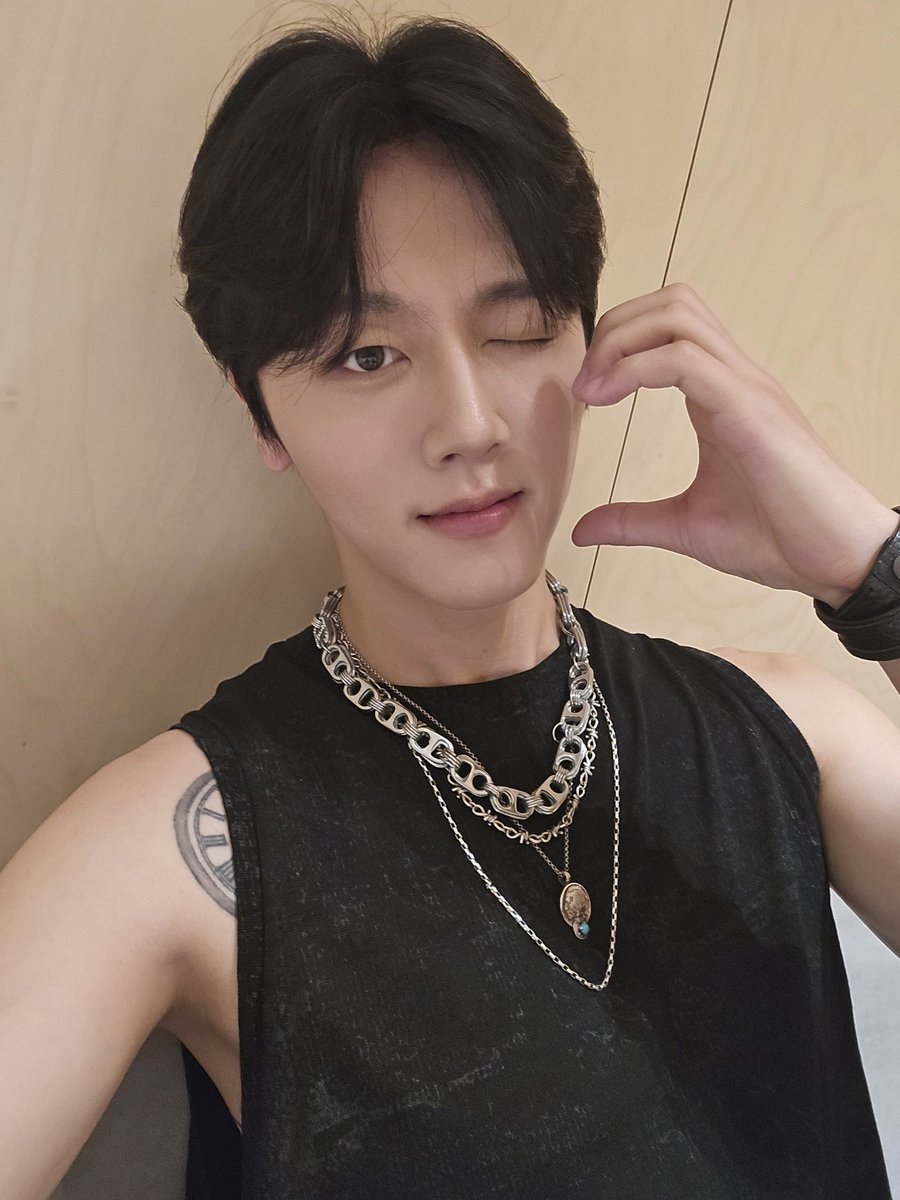 SF9official tweet picture