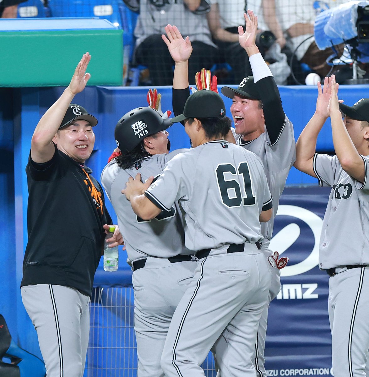 sanspo_giants's tweet photo. 【#本日のベストショット📸】　
#甲斐拓也 選手の劇的勝ち越し本塁打に大騒ぎの三塁側ベンチ。特にベテラン勢が大興奮です！（撮影・長尾みなみ、萩原悠久人）

#巨人 #ジャイアンツ #giants #サンスポ https://t.co/rcOi12o2zJ