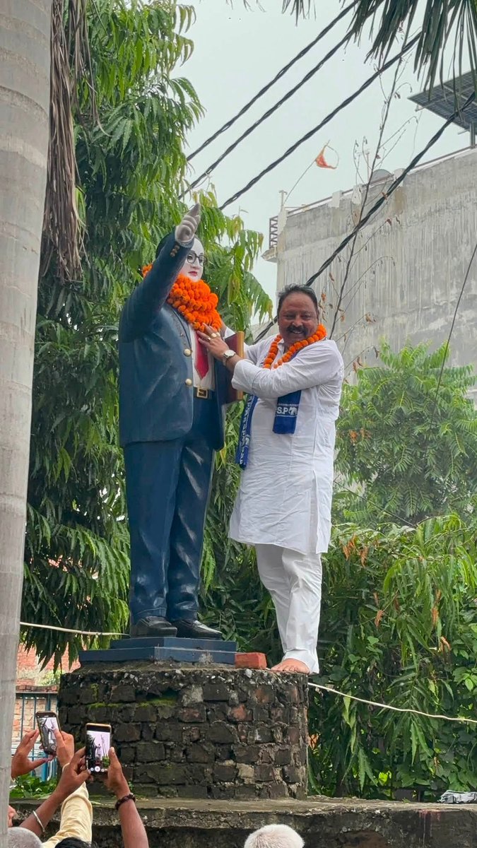 jitu_rajoriya's tweet photo. घोसी से भाजपा नेता और बड़े समाजसेवी रहे अजय जायसवाल बीजेपी छोड़ बहनजी कुमारी मायावती जी की नीति और आस्था से प्रभावित होकर बहुजन समाज पार्टी में शामिल हुए और इनकी सदस्यता ख़ुद बहनजी के निर्देश पर आज़मगढ़-गोरखपुर मुख्य मंडल प्रभारी इंदु चौधरी जी ने दिलाई।

बीजेपी का किला बसपा बुरी तरह ध्वस्त करने जा रही हैं क्योंकि प्रदेश की जनता ही नहीं बल्कि बीजेपी से जुड़े लोगों का भी मोह भंग हो गया इस बीजेपी सरकार से और फिर से बसपा से उम्मीद लगाए बैठे हैं।