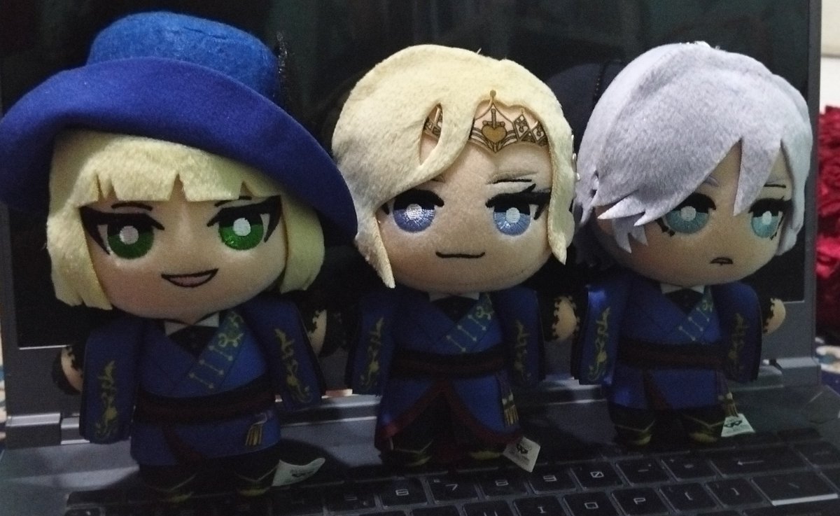 Shenlisch's tweet photo. No thoughts, only stares... https://t.co/a3OBs3lHbP