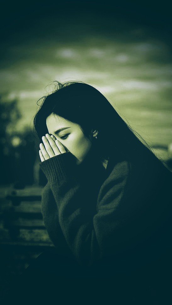 Heba91ha's tweet photo. لوصرت من سقمي شبيه سواك
ما اِخترت من دون الأنام سواك

لا فزت من أَشراكِ حبك سالماً
إِن شُبتُ دين هواك بالإشراك

يا من سمحت لها بروحي في الهوى
أَرخصتِني وعَلَيَّ ما أغلاك

كيف اِستبحت دم المحل ولم يكن
قلبي عصاك ولا شققت عصاك

هل عَندَمُ الوجنات رخص في دمي
أَم طرفك الفتاك قد أَفتاك https://t.co/6qfaRCwmQX