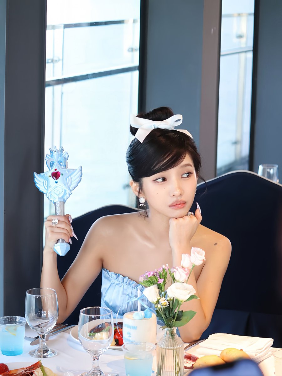 idlepopbase's tweet photo. i-dle's SOYEON stuns in new photos from her birthday celebration today. https://t.co/t0D8BwNSPI