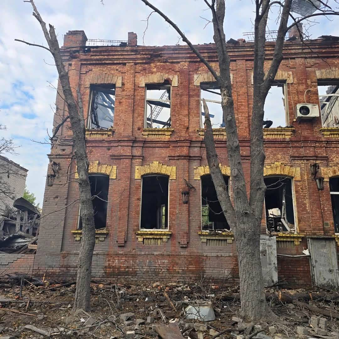 den_kazansky's tweet photo. Russia dropped aerial bombs on the historic center of Sloviansk in the Donetsk region. Residential buildings and a historic printing house were destroyed.

Putin calls this "help for the people of Donbas." https://t.co/OORTIr8xbB
