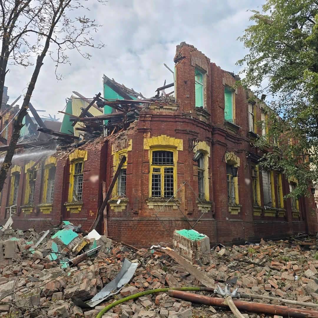 den_kazansky's tweet photo. Russia dropped aerial bombs on the historic center of Sloviansk in the Donetsk region. Residential buildings and a historic printing house were destroyed.

Putin calls this "help for the people of Donbas." https://t.co/OORTIr8xbB