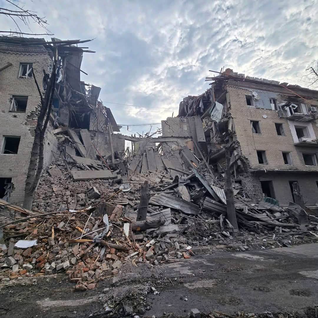 den_kazansky's tweet photo. Russia dropped aerial bombs on the historic center of Sloviansk in the Donetsk region. Residential buildings and a historic printing house were destroyed.

Putin calls this "help for the people of Donbas." https://t.co/OORTIr8xbB
