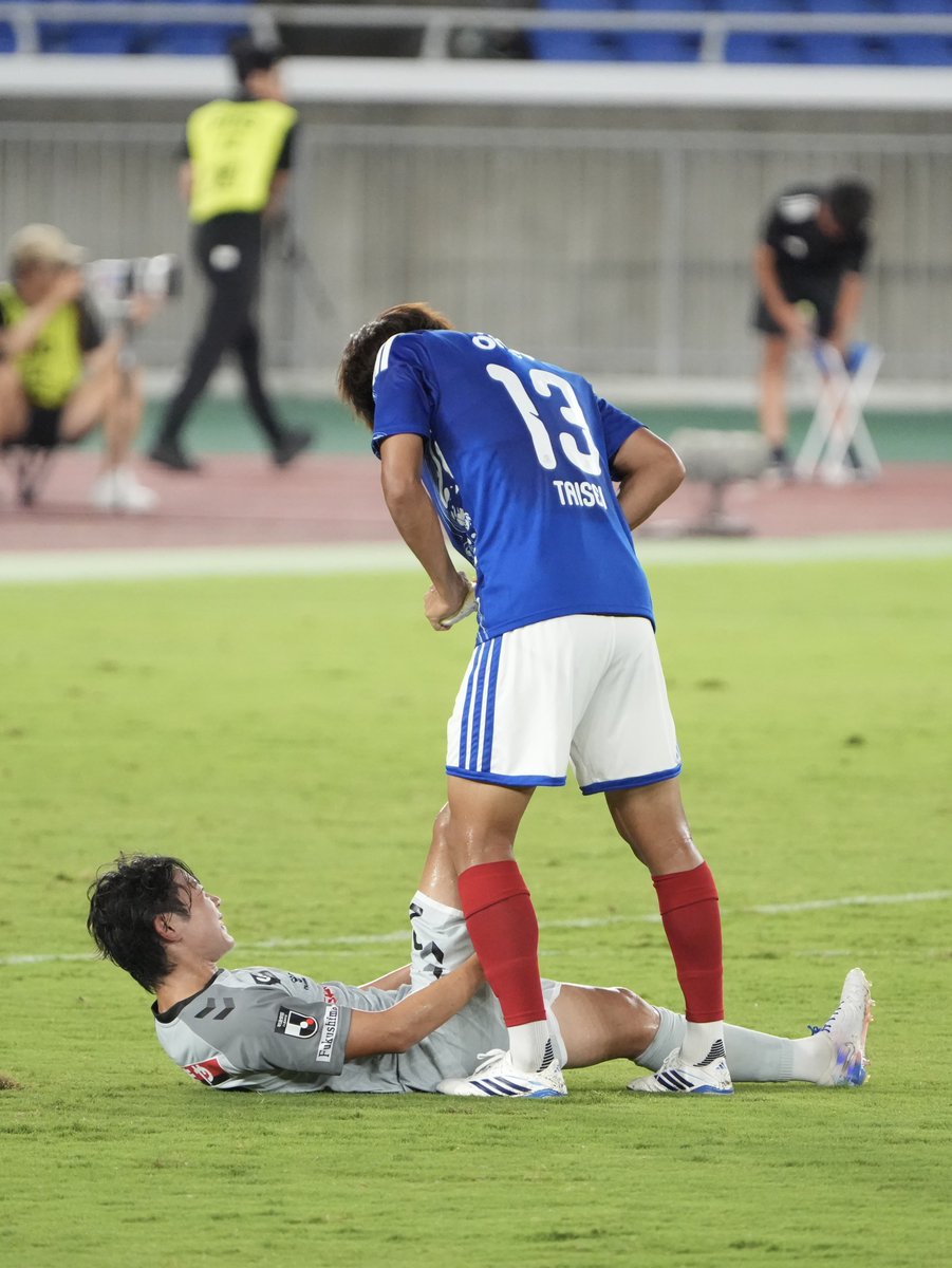 bukkyyokohama's tweet photo. 試合終了のホイッスルが鳴った後、勝利の喜びは後回しにして、鈴選手の足を治してあげるタイセイ🫰🫰🫰 https://t.co/JKQMFWoQS3