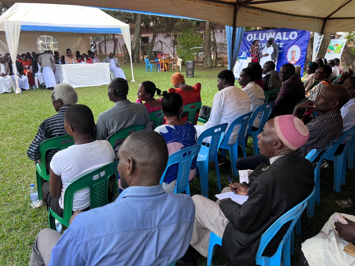 cbsfm_ug's tweet photo. Mmeeya wa Munisipaali y’e Nansana, @Sserunkuumajb  Kaana kambaata atongozza kaweefube w’okunoonya Oluwalo olugenda embuga mu Munisipaali y’e Nansana n’awaayo emitwalo 47 mu mpeke.
Enteekateeka eno etandikidde mu Ggombolola Mut II Nabweru ekulemberwa Omumbejja Mariam Ndagire.
Sserunkuuma yeeyamye okunoonya ensimbi eziwera obukadde 6 okuva mu bakozi ba Munisipaali mu ngeri y’okuwagira emirimu gya Beene.
Omumbejja Mariam Ndagire yeebazizza Sserunkuuma olw’okubeera eky’okulabirako n’okwagala Obwakabaka.
#cbsat30 #CBSFmUpdates