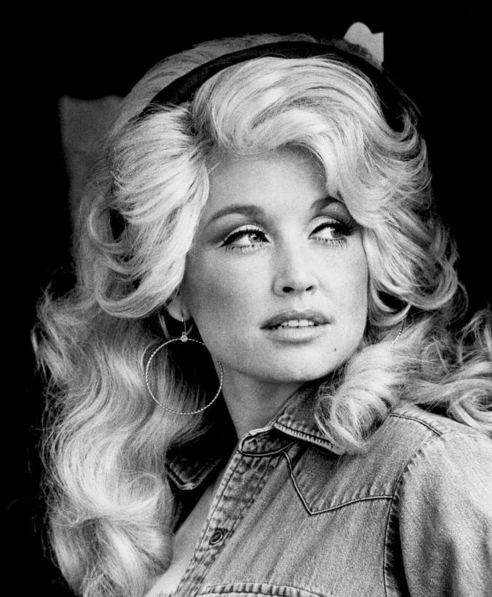 chynablack_'s tweet photo. A beauty. #DollyParton 🕊️ https://t.co/7ePvUzcYdC