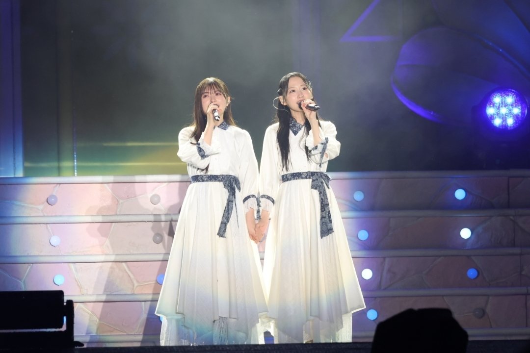 bujin_san's tweet photo. 神宮公演3日目。
プレミアムシートで最前列でした。
もう当たることないだろう最前列。
開場してすぐに入ったものの豪雨の中の待機。雷なるし雷落ちるし中止なってもおかしくない状況で運営さんの判断で中止になってもそれも思い出として腹を括って待ってたあの待ち時間。
開催されるとアナウンスがあった瞬間。
それでもまだ豪雨の中での待機。
本当に開催されるか不安な感情。
始まった時の興奮感。
出てきたばかりのメンバーが速攻でびしょ濡れになっても全力でパフォーマンスしていた感動。
こんな中でも最初から最後まで全力で楽しませようとしてくれたメンバーに感動。

感情がぐちゃぐちゃになる日でしたが、最高に思い出に残る一日となりました。
豪雨ライブの最前列。今後の人生でもなかなか経験できない。

リピート配信で、デコ出し乃木坂ちゃん。後半は前髪あり乃木坂ちゃんに注目してほしいですね。

みくあやの僕だけの光、雨の中の浴衣姿の乃木坂ちゃん達にも注目です。

#やっぱ乃木坂だな