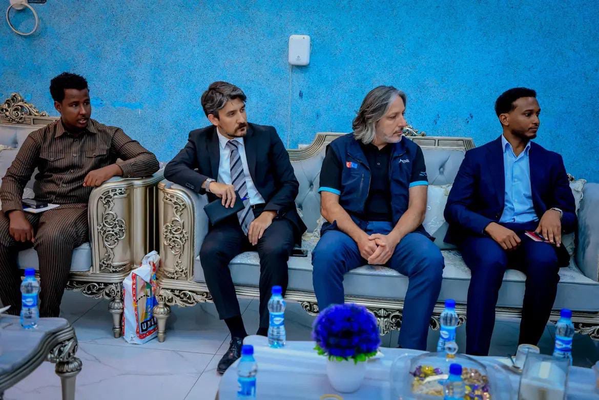 TC_MogadisuBE's tweet photo. Mogadişu Belediye Başkanı Sn. Hassan Mohamed Hussein Mungab ile Hasene Derneği yetkililerinin katıldığı verimli bir görüşme gerçekleştirdik. Nazik kabulleri ve misafirperverlikleri için kendilerine teşekkür ediyoruz. https://t.co/YdhFLqglUJ