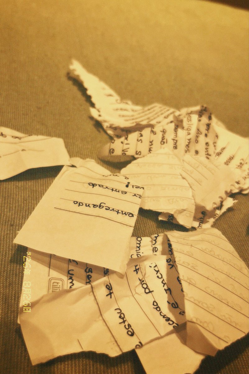 dimossauros's tweet photo. É lindo ser uma pessoa que escreve cartas. Até você ir limpar a gaveta esquecida e ver a carta que te destrói por dentro, porque você é intensa. https://t.co/go9gOP6Si3