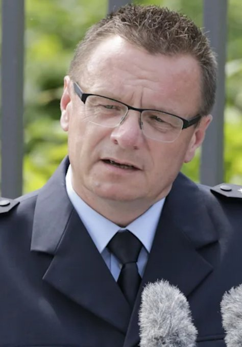 BJilge's tweet photo. Es gibt das Sprichwort: "Wenn mal Gras über eine Sache gewachsen ist kommt ein Kamel und frisst es ab".  Das Kamel war er selber. Wäre besser er wäre einfach in den Ruhestand gegangen. Aber er wollte unbedingt, seinen Dank an die Altparteien, die ihn so gefördert haben aussprechen und rief zum Putsch gegen die AfD auf. Das Sendungsbewusstsein hat ihn wohl übermannt.  Den Folgen muss er sich nun stellen.