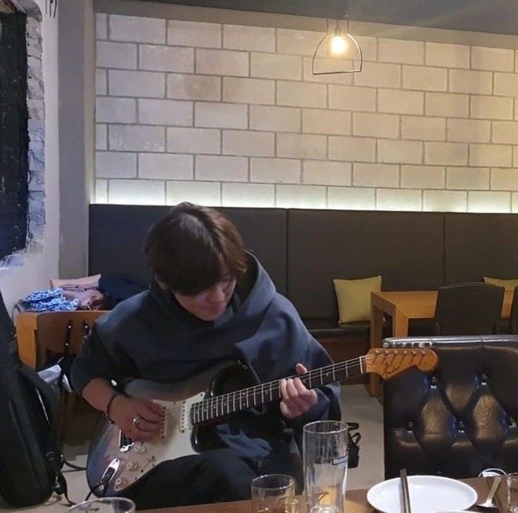 ALEXOL614's tweet photo. someone said baekhyun has everyone’s songs except chanyeol’s in his playlist. yeah why play the recorded version when you have the original right there ready to perform on demand https://t.co/PssFVjvxKO