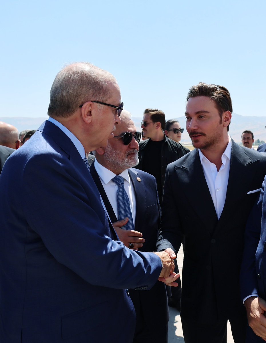 sinanakcil's tweet photo. Ömrümden yılları verebilsem, gözümü kırpmadan veririrm dediğiniz insanlar var mı?Benim var,bir tanesi de bu 2 karede işte...Teşekkürler Malazgirt,teşekkürler Ahlat...Muhteşemdiniz🇹🇷 https://t.co/xjZZt7gZ00