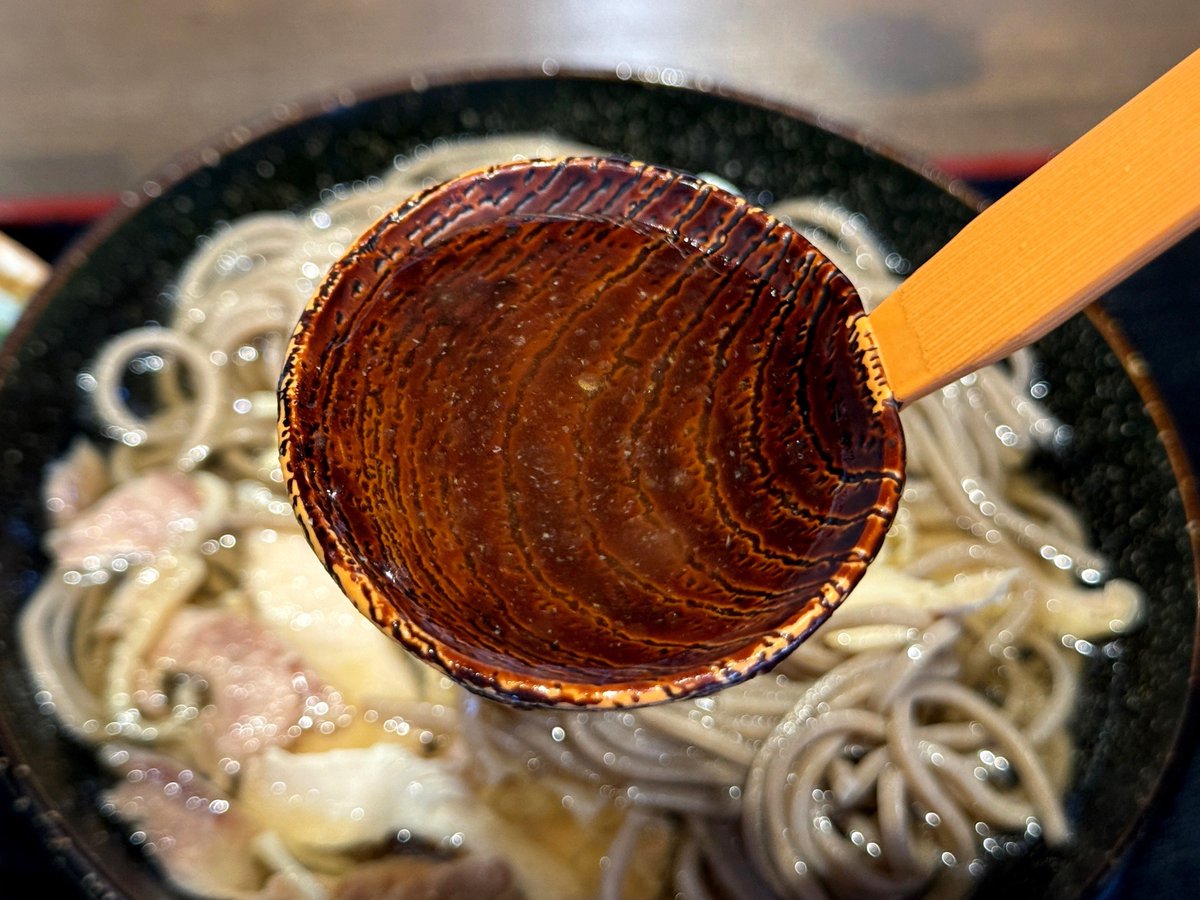 h_gashiyama's tweet photo. 断言する、確実に全国的に流行るそば

『山形肉そば』というご当地グルメをご存知だろうか？

初めて食べたけど、これ、絶対流行る
『讃岐うどん』がかつてご当地グルメで、今では全国区になったように、山形肉そばもいつかはそうなる

それくらいの凄まじいポテンシャル
冷やし麺史上でも最高傑作のうまさ

麺は蕎麦を超えた、ワシワシなハード食感ですごくうまい！
冷たく締めてあるからなおさら硬い！

合わせるスープは透明、なのに鶏の旨みがガツンと濃厚！
甘めで、塩分濃度が高めなのも最高！

具材はネギと鶏のみ、しかし、この鶏がなんと親鶏チャーシュー！
コリコリ、噛めば噛むほど旨みが溢れる

気づけば一瞬でなくなった…
蕎麦だけど、ラーメンに近い満足感
昔からある料理らしいが、僕には極めて現代的な新しい料理に感じる

東京でも食べられるのかな？
行ったお店は山形駅前の『つる福』ってお店だけど、山形県内に肉そば屋は超たくさんあるっぽい！

これ絶対流行るだろ