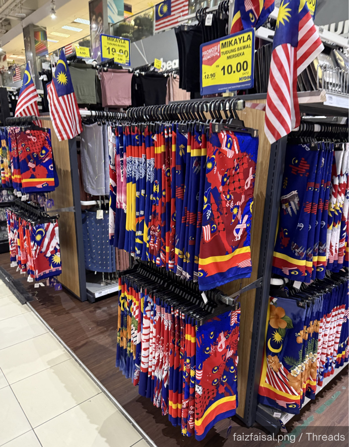 NewsBFM's tweet photo. Mydin has ordered all its outlets to immediately stop selling a Jalur Gemilang-themed tudung after a customer flagged an apparent error in the 14-point star design.

The issue surfaced after a Threads user spotted the product at its Subang Jaya outlet and questioned how it had gone on sale.

🧵1