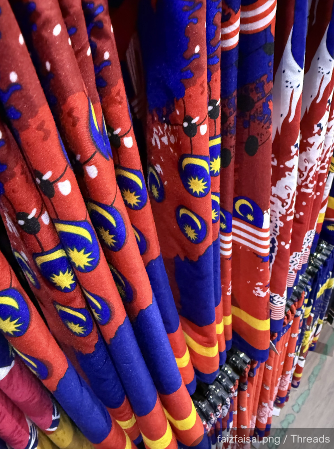 NewsBFM's tweet photo. Mydin has ordered all its outlets to immediately stop selling a Jalur Gemilang-themed tudung after a customer flagged an apparent error in the 14-point star design.

The issue surfaced after a Threads user spotted the product at its Subang Jaya outlet and questioned how it had gone on sale.

🧵1