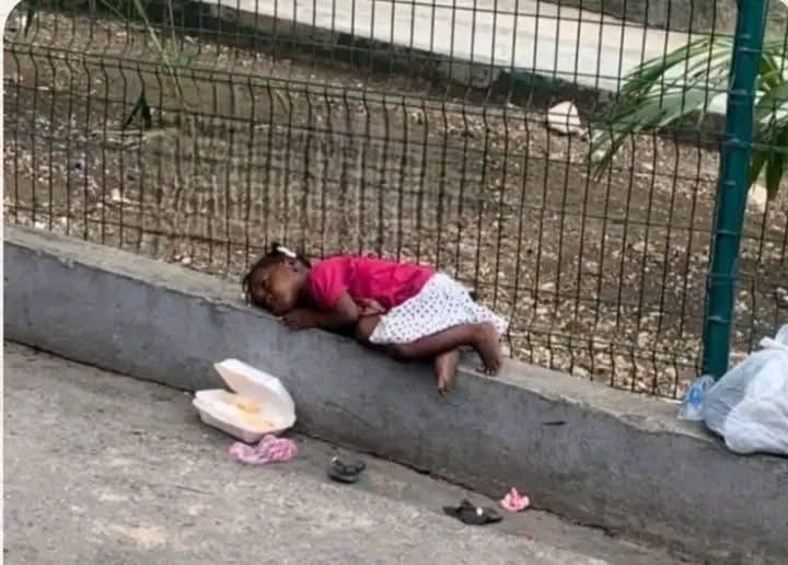 Williamsthelor's tweet photo. Les enfants des autorités sont en terre étrangère, pendant que les enfants du peuple dorment à la belle étoile à #Kenscoff. Voilà le triste visage de notre pays. Quand viendra le temps où chaque enfant haïtien aura droit à la sécurité, à la dignité et à un toit ? https://t.co/7rIpO7XV25
