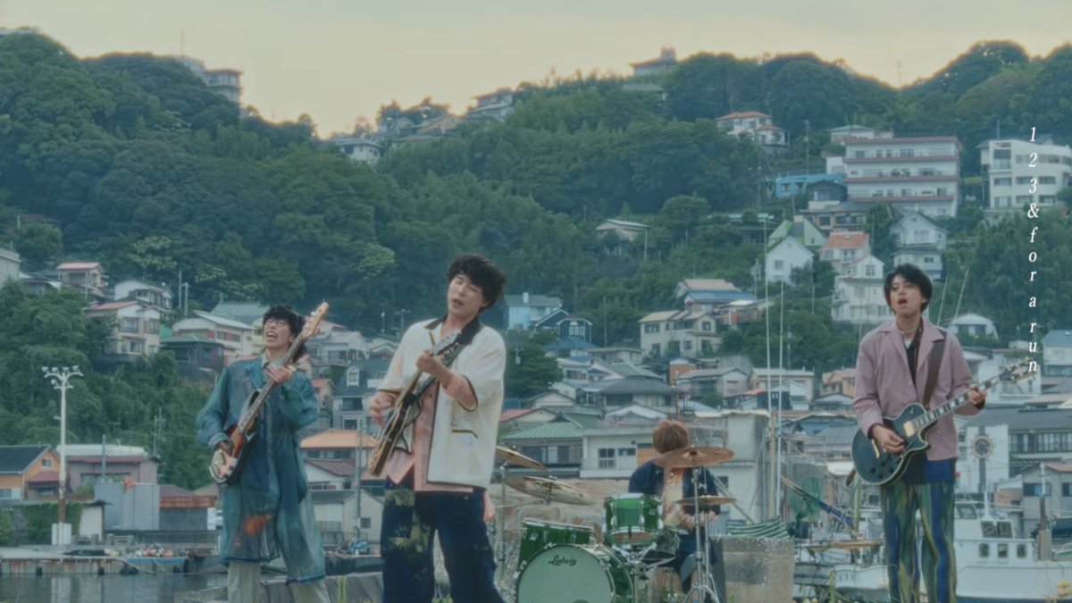 tmr_tksm's tweet photo. GOODWARP さんの 『CIDER』のミュージックビデオに出演させていただきました。
ぶわっと夏の風が吹いて、暑さなんか忘れて、立ちすくむ心ごと背中を押され走り抜けました🏃‍♀️
スーパー元気なチームの皆様と過ごした夏の日。最高に楽しかった〜！！
たくさん聴いて、たくさん観てくださいね。

#goodwarp https://t.co/FFReR5BBfL