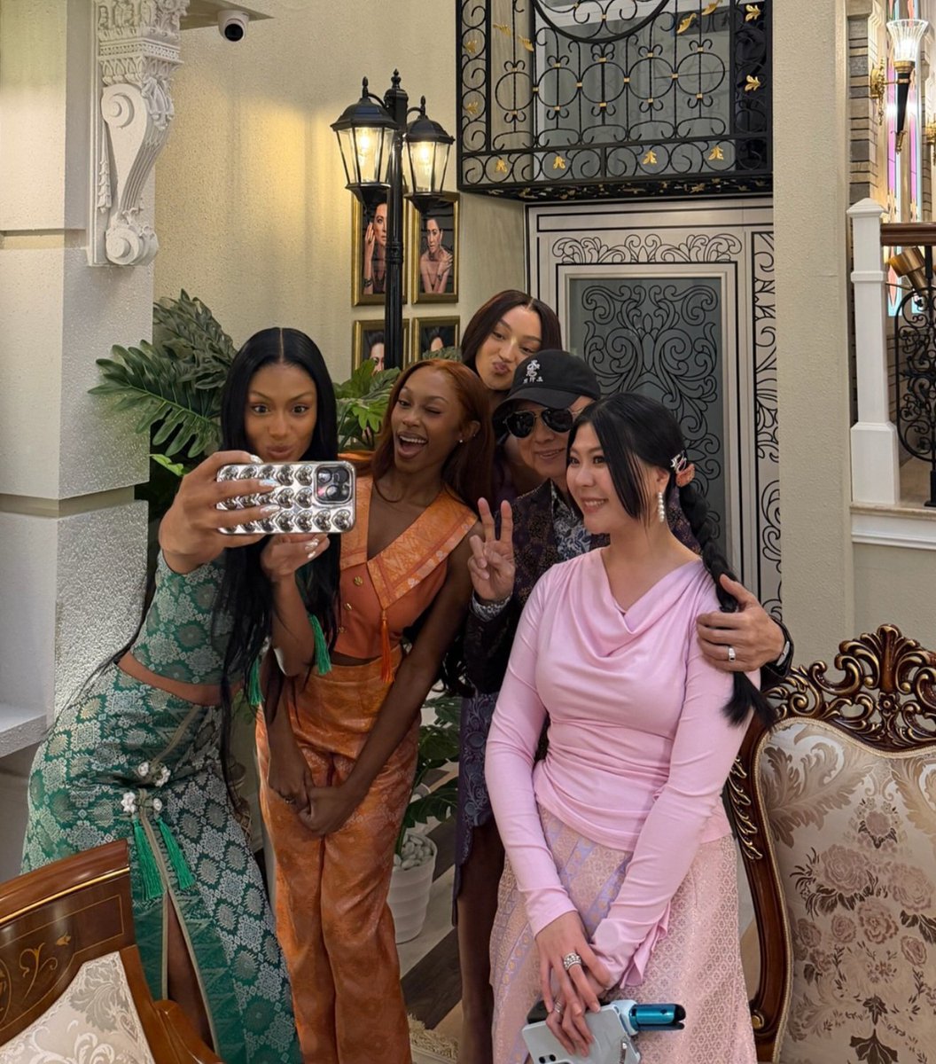 flonewsfeed's tweet photo. FLO (@flolikethis) met luxury fashion brand designer Jimmy Choo who made some beautiful outfits for them during their visit in Malaysia. https://t.co/Q2L7qGfUl9