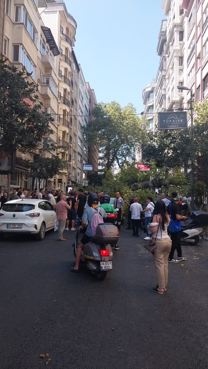 ihsanyalcinTR's tweet photo. 🔴UCUZ ATLATILDI…

Şişli Teşvikiye Caddesi’nde asırlık çınar ağacı kendiliğinden caddedeki araçların üzerine devrildi.
Neyse ki kimseye bir şey olmadı.
Devrilen ağaç nedeniyle cadde araç trafiğine tamamen kapandı. https://t.co/5dgfd61g8V