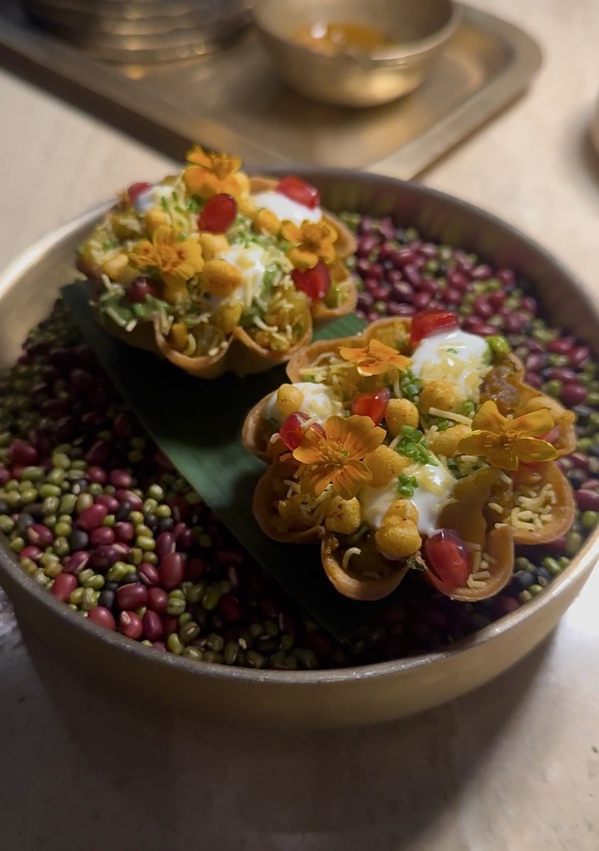 Tic9992's tweet photo. ローズウッドホテル香港のインド料理レストラン「CHAAT」さんで夕食。

美しいサモサタルトやマスタードを効かせたタンドリーラムチョップ、マラバールフィッシュカレーとダル、熟成バスマティライス、西瓜と柘榴のグラニータ。どれも美味しかった😋 https://t.co/hLEPlBsr2s