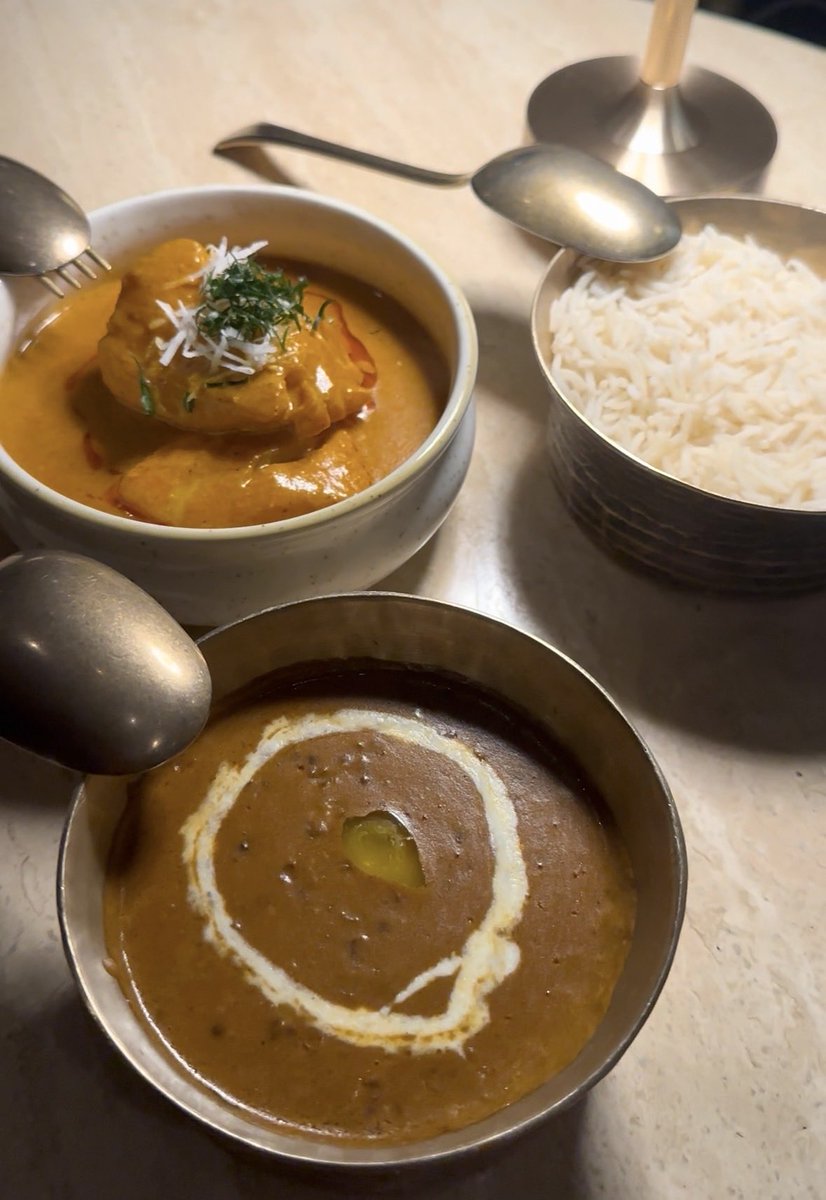 Tic9992's tweet photo. ローズウッドホテル香港のインド料理レストラン「CHAAT」さんで夕食。

美しいサモサタルトやマスタードを効かせたタンドリーラムチョップ、マラバールフィッシュカレーとダル、熟成バスマティライス、西瓜と柘榴のグラニータ。どれも美味しかった😋 https://t.co/hLEPlBsr2s