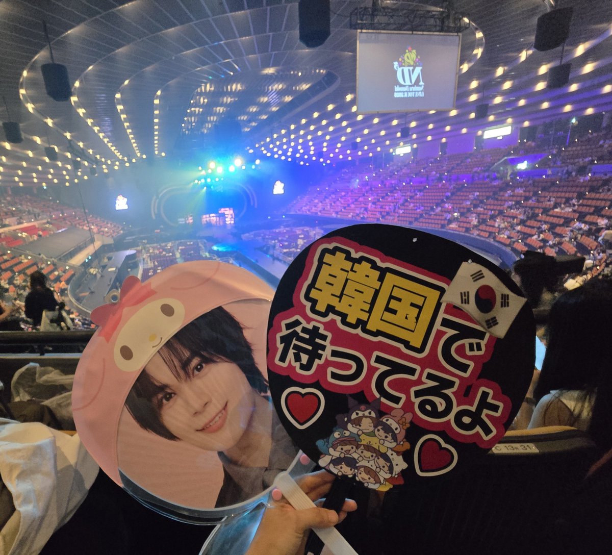 rinaniwa_0807's tweet photo. 제가 쿄헤한테 팬섭 받을줄은 몰랐는데요 ;;
한국에서 왔다니까 눈 마주치고 2초의 정적이 흐르고 👍하나 날리고 떠나심,, ㅋㅋㅋㅋ ㅈㄴ 웃기넼ㅋㅋ
그리고 류쩨한테도 팬섭 2개 다 받았지요😭😭
머리 쓰담이랑 볼 하트 날려준 류쩨의 모습.. 정말 카와이했오ㅠㅠ https://t.co/UMgPODjE87