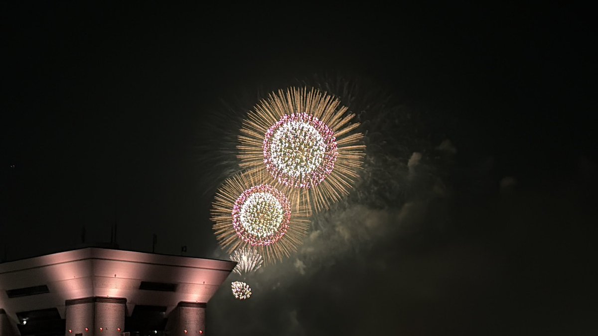 Laviewcake's tweet photo. 横浜花火 https://t.co/1T50VcHvYT