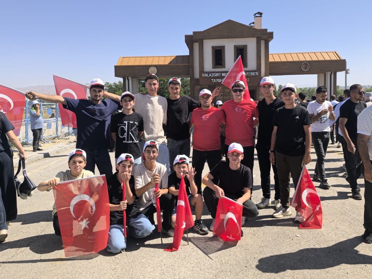 GSB_HaskoyGm's tweet photo. 🗓️26 Ağustos
📌955. Yil Anadolu’nun Fethi #Malazgirt1071 Anma
Programında gençlerimizle birlikte yerimizi aldık.
📍Malazgirt Meydan Muharebesi Tarihi Milli Park

#GSBGM https://t.co/YV4zwO7jPi