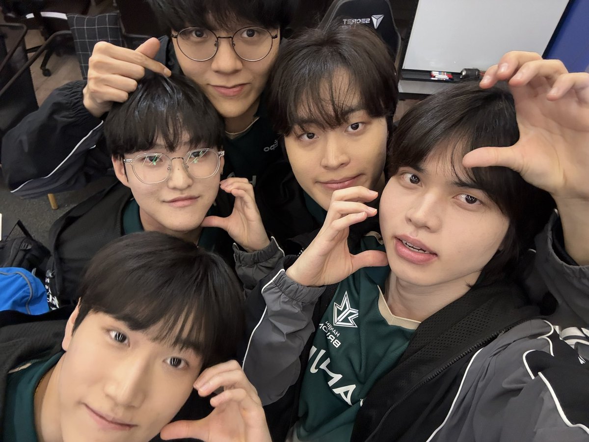 deokellin's tweet photo. no matter the results I'm still proud that we've reach this point, through all the mistakes, loses, wins, and everything else but please keep improving. Comeback stronger my team #BROWIN https://t.co/2aM2TOD96l