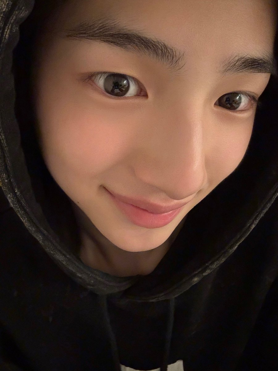 jjucedwards's tweet photo. JJU KAPAN FOTO GINI LAGI 🥹 jatuh cinta banget sama senyumnya 🫠🫠🫠🫠 https://t.co/4pW4Reicix