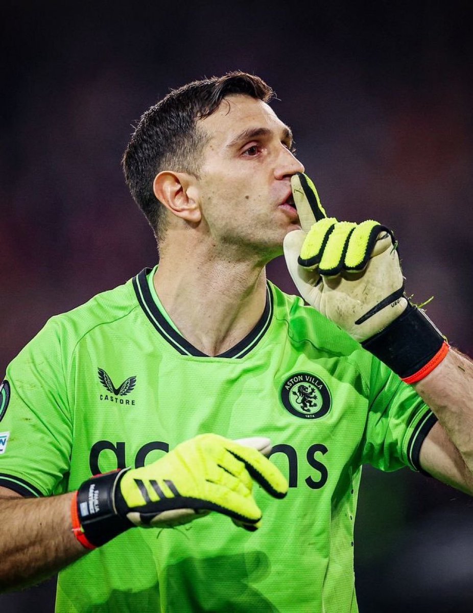 Oyinlola_cfc's tweet photo. Like this tweet if you want Emiliano Martinez at Chelsea 💙👍 https://t.co/QPdArRtZ9W