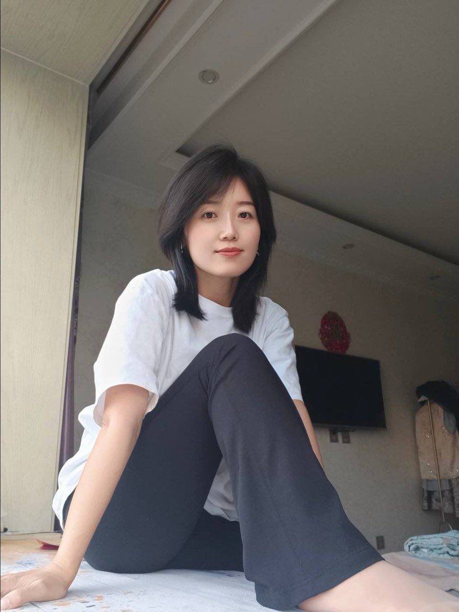 Michell60568633's tweet photo. 90后已婚女教师，已过而立之年，第一次在这里露脸。
平日与书本、学生为伴，内心却仍期待能遇见真正聊得来的人。  在X，是否还有人愿意停下脚步，与我认真交换一段真诚的对话？ https://t.co/ecPhJuPO6x