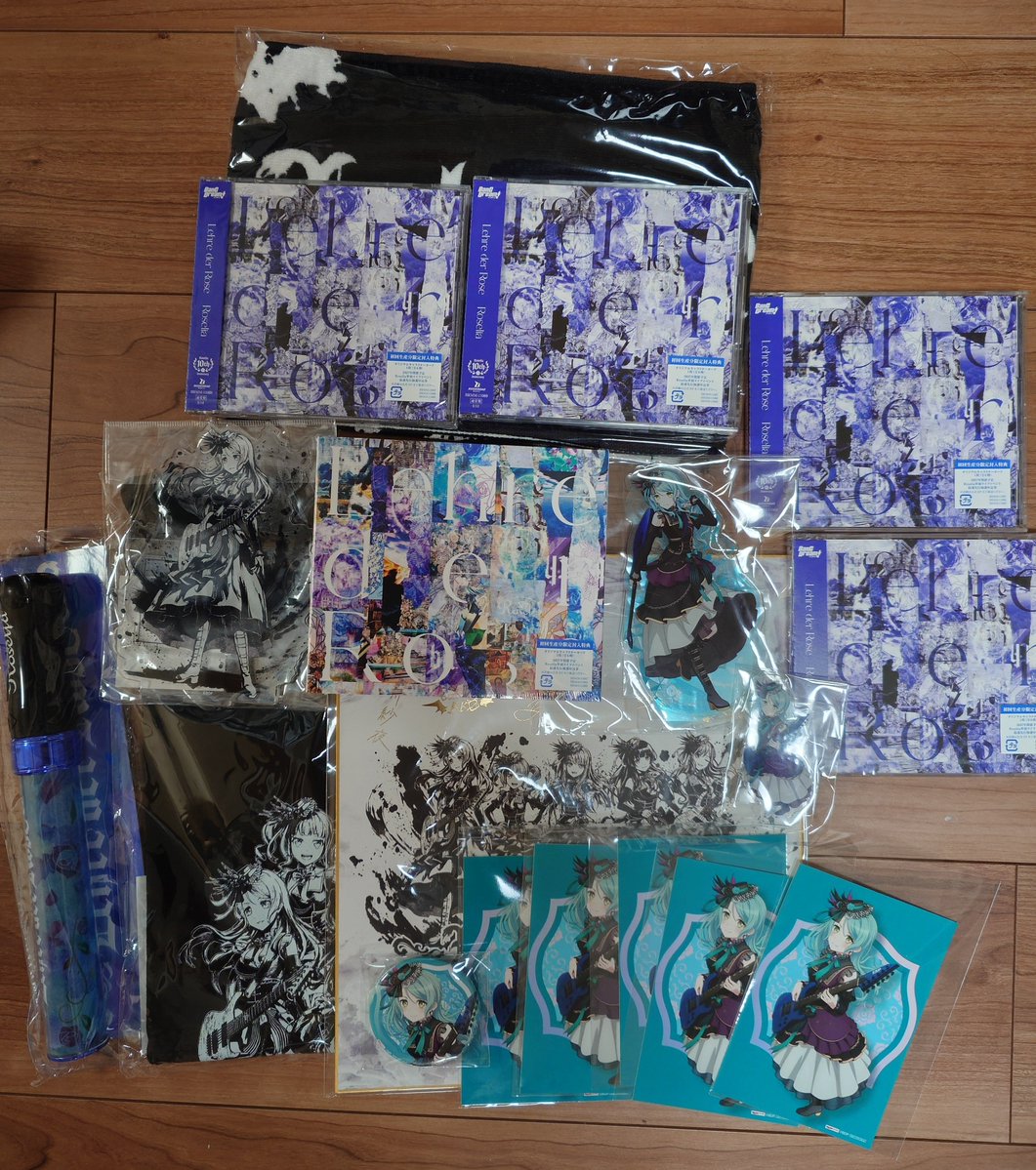 fthl1983's tweet photo. Roseliaのライブグッズと
アルバム届いた〜(*^_^*)
ライブも楽しみ！！

#Roselia10周年記念Album
#Roselia10th感謝 https://t.co/jkCBx5q00t