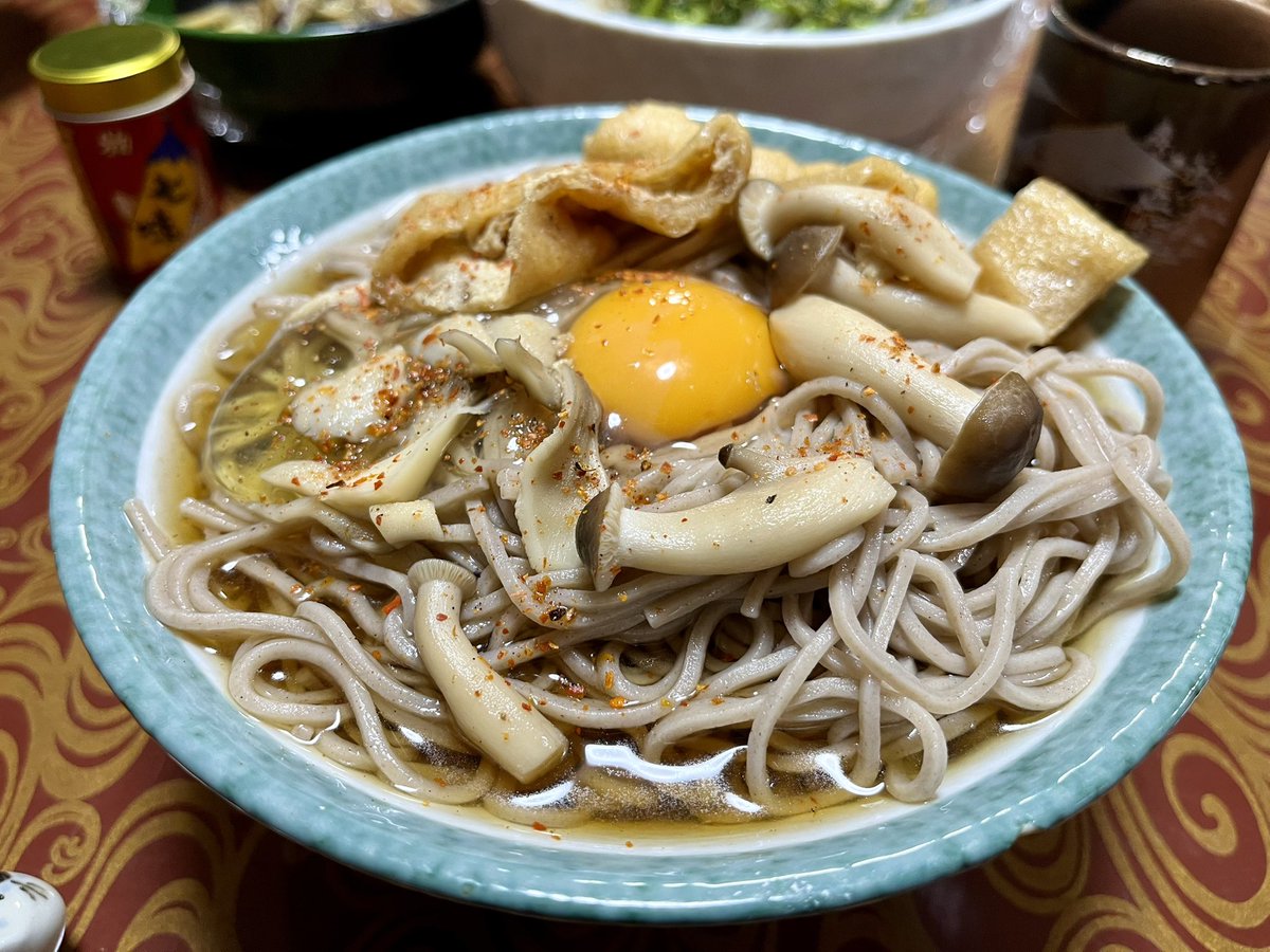 daijin3's tweet photo. 今日のランチは温かいキノコそばにしました。麺は飯山市の桝田屋食品さんの「信州そば」乾麺も香りや味が微妙に違って面白いです。れいぽつ2秒で完食、ごちそうさまでした☆
今日は朝イチでアスタリスクでやられてちょっと取り戻して終了😆明日もがんばろう。お疲れさまでした。 https://t.co/cAI6HDE2iP
