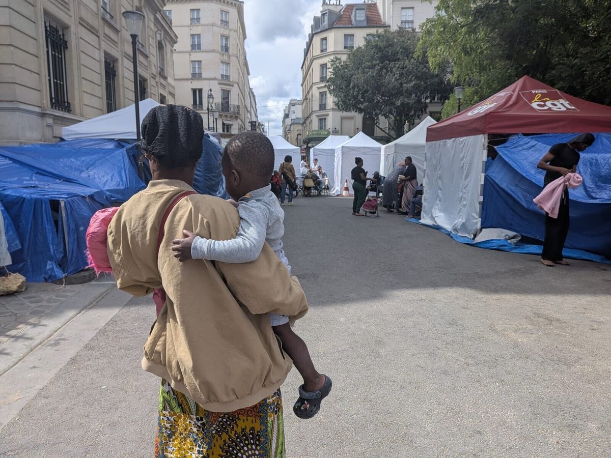 le_Parisien's tweet photo. Plus de 2300 enfants dorment à la rue en France, déplorent les associations
➡️ https://t.co/GFDDtlEjiY https://t.co/hKCGg5zmfO
