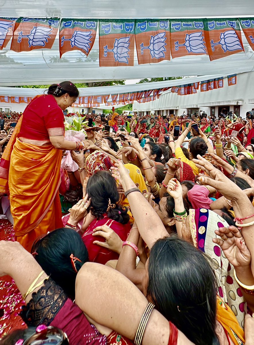 VasundharaBJP's tweet photo. सशक्त नारी ही सशक्त समाज और सशक्त राजस्थान की आधारशिला है। नारी को सशक्त बनाना केवल सम्मान और अधिकार देने तक सीमित नहीं, बल्कि उसे आत्मनिर्भर बनाकर अपने निर्णय स्वयं लेने का अवसर देना है।

मेरे लिए महिला सशक्तीकरण सदैव प्राथमिकता रहा है। इसी सोच के साथ राजस्थान में भामाशाह योजना के माध्यम से महिलाओं को परिवार की आर्थिक व्यवस्था में केंद्रीय भूमिका ��ी गई और उनके नाम से बैंक खाते खोलकर उन्हें प्रत्यक्ष आर्थिक अधिकार एवं वित्तीय सुरक्षा से जोड़ा गया।

यह पहल केवल एक स���कारी योजना नहीं थी, बल्कि राजस्थान की माताओं-बहनों के आत्मसम्मान, आर्थिक स्वतंत्रता और निर्णय लेने की क्षमता को मजबूत करने की दिशा में एक महत्वपूर्ण कदम थी।

महिला समानता दिवस पर प्रदेश की समस्त माताओं-बहनों को हार्दिक शुभकामनाएं। आइए, ऐसा समाज बनाने का संकल्प लें जहाँ हर नारी सम्मान के साथ जिए, आत्मनिर्भर बने और अपने भविष्य के फैसले स्वयं लेने में सक्षम हो।

#BhamashahYojna #NariShakti #WomenEquality