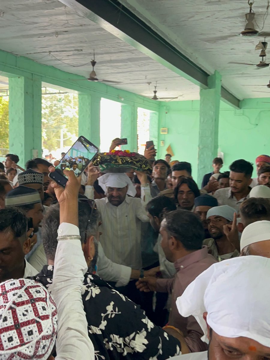 hanumanbeniwal's tweet photo. आज सुबह नागौर संसदीय क्षेत्र की मुंडवा नगरपालिका क्षेत्र स्थित जाना शहीद दरगाह में ईद-ए-मिलाद-उन-नबी के पवित्र अवसर पर आयोजित कार्यक्रम में सम्मिलित होकर प्रदेश में अमन, भाईचारे एवं खुशहाली की दुआ की। इस अवसर पर आरएलपी नेता श्री सुभाष कंदोई सहित पार्टी परिवार के कई सदस्य साथ रहे |