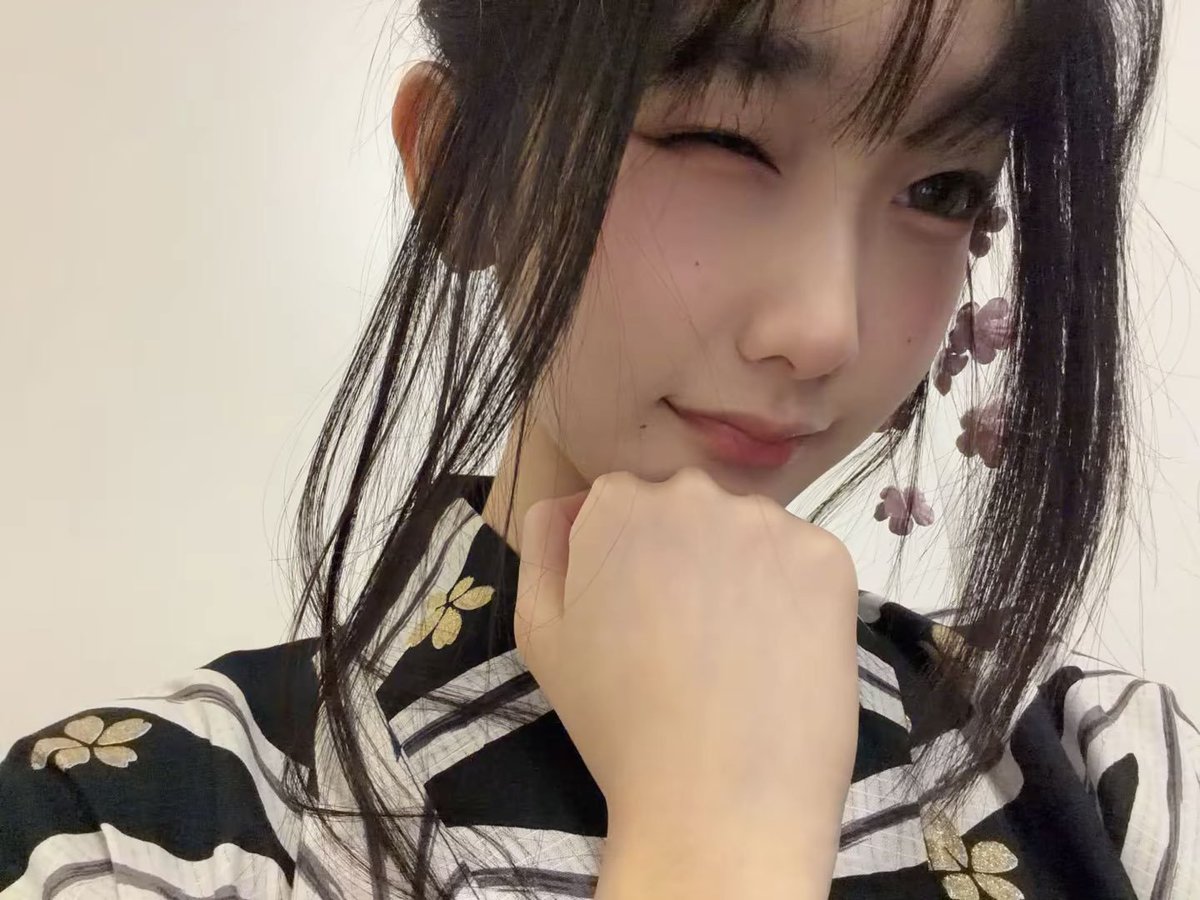 lahiyarefa's tweet photo. @C_OnielJKT48 @M_OlineJKT48 @CErine_JKT48 (1 day 1 pict)
• day 612
——————

hari ini beneran cape bgt 😔 mana belum kelar lagii huhuuu
kalian gamau pap kak? buat obat cape https://t.co/Bq8XBV41cb