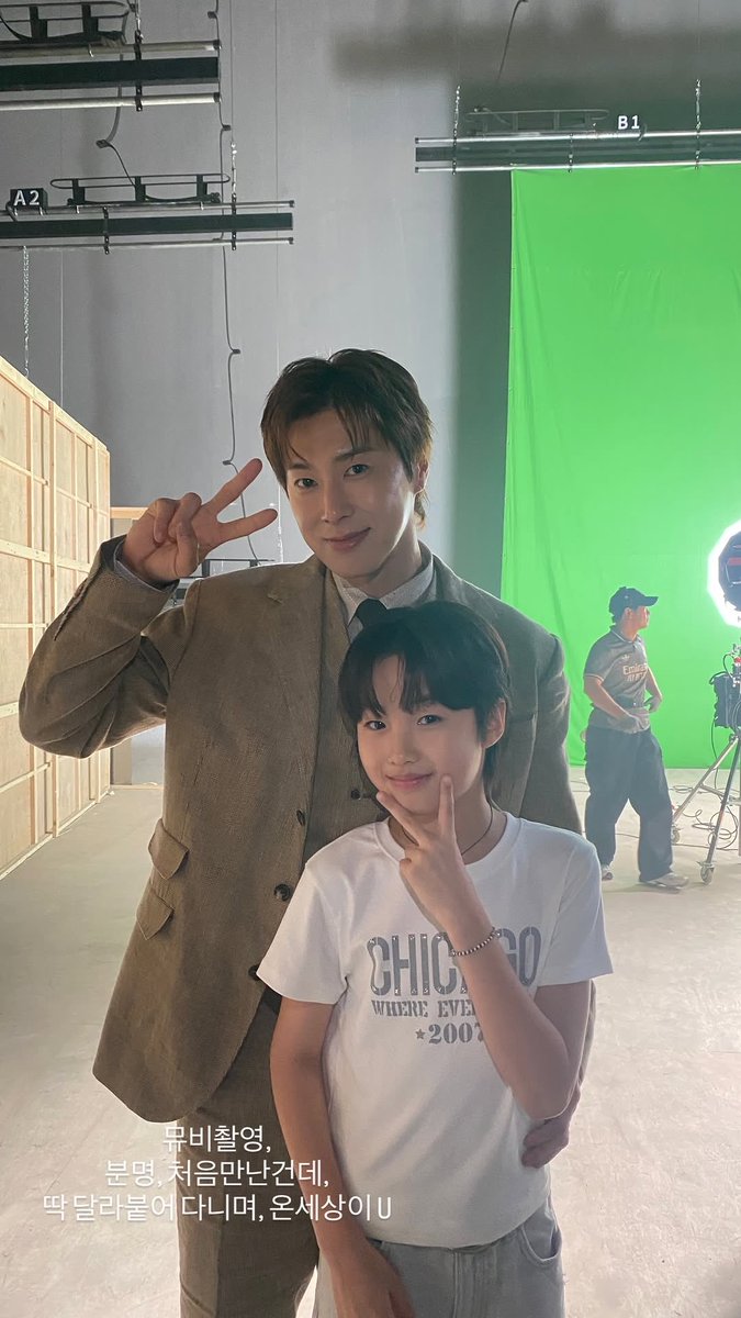 T2ON6E's tweet photo. 撮影中の🔥two 호🔥かわいい🐰🐰 https://t.co/sC4Sf8Hpsp