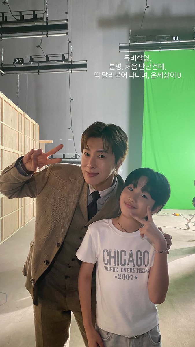 T2ON6E's tweet photo. 撮影中の🔥two 호🔥かわいい🐰🐰 https://t.co/sC4Sf8Hpsp