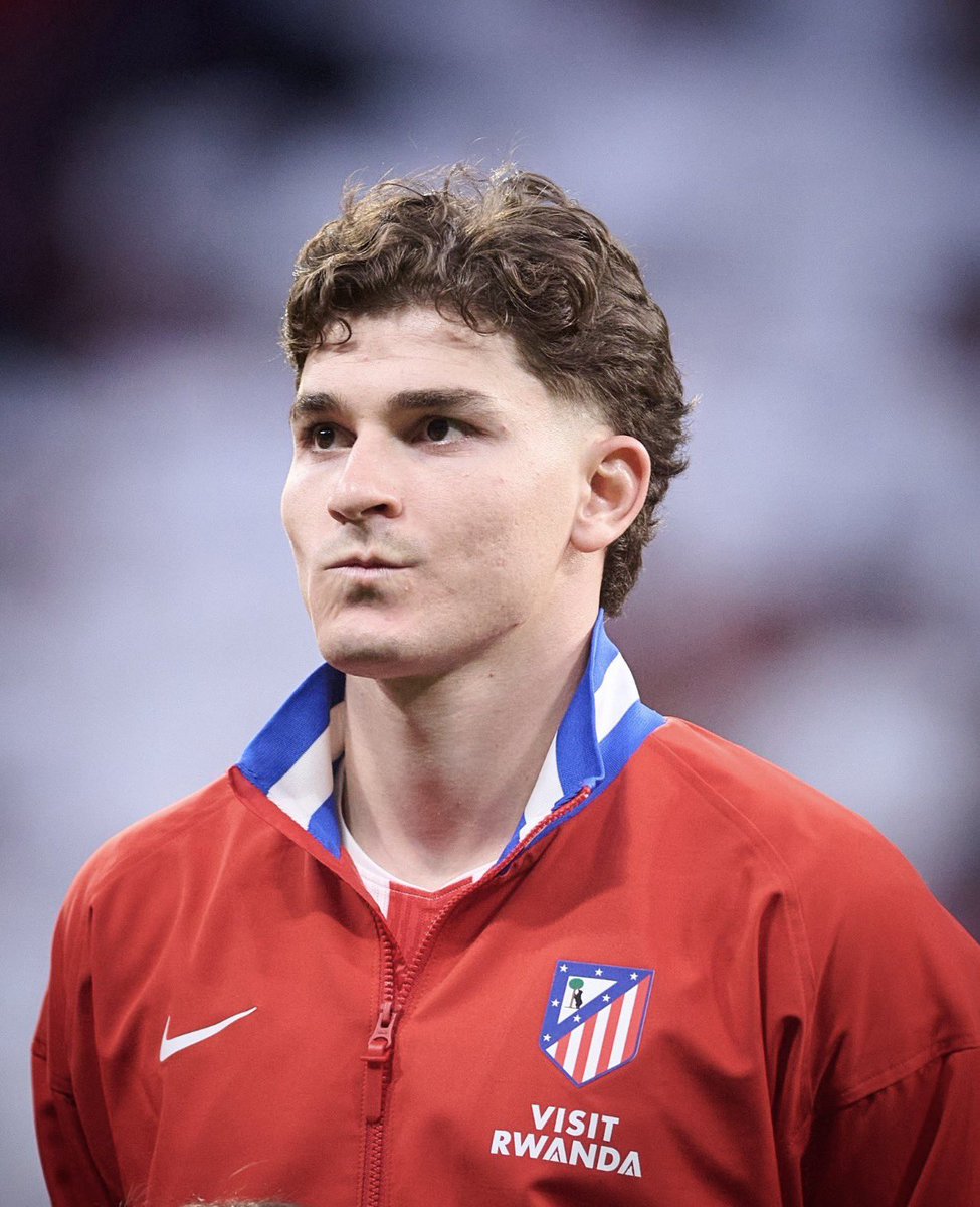 atletiuniverse's tweet photo. 🚨🇦🇷 JUST IN: Atlético Madrid believe the handling of this entire situation by Barça and Fernando Hidalgo has contributed to Julián Alvarez’s current medical situation, and the club are fully supporting him.

As a result, Atlético will continue to defend their interests and update their previously filed complaint to FIFA and the RFEF with everything being done by both Barça and Hidalgo, who has been pulling the strings for months in an attempt to get the player out of the club.

Despite everything that has happened, Atleti remain fully supportive of Julián and will continue to help him through this situation. The club stresses that delicate issues such as mental health, anxiety and depression should not be ‘played with’ or taken lightly.

Atlético have made their medical services fully available to Julián, with the priority being to support him and ensure he is well before he returns to the team setup.

@medinamarca/@marca