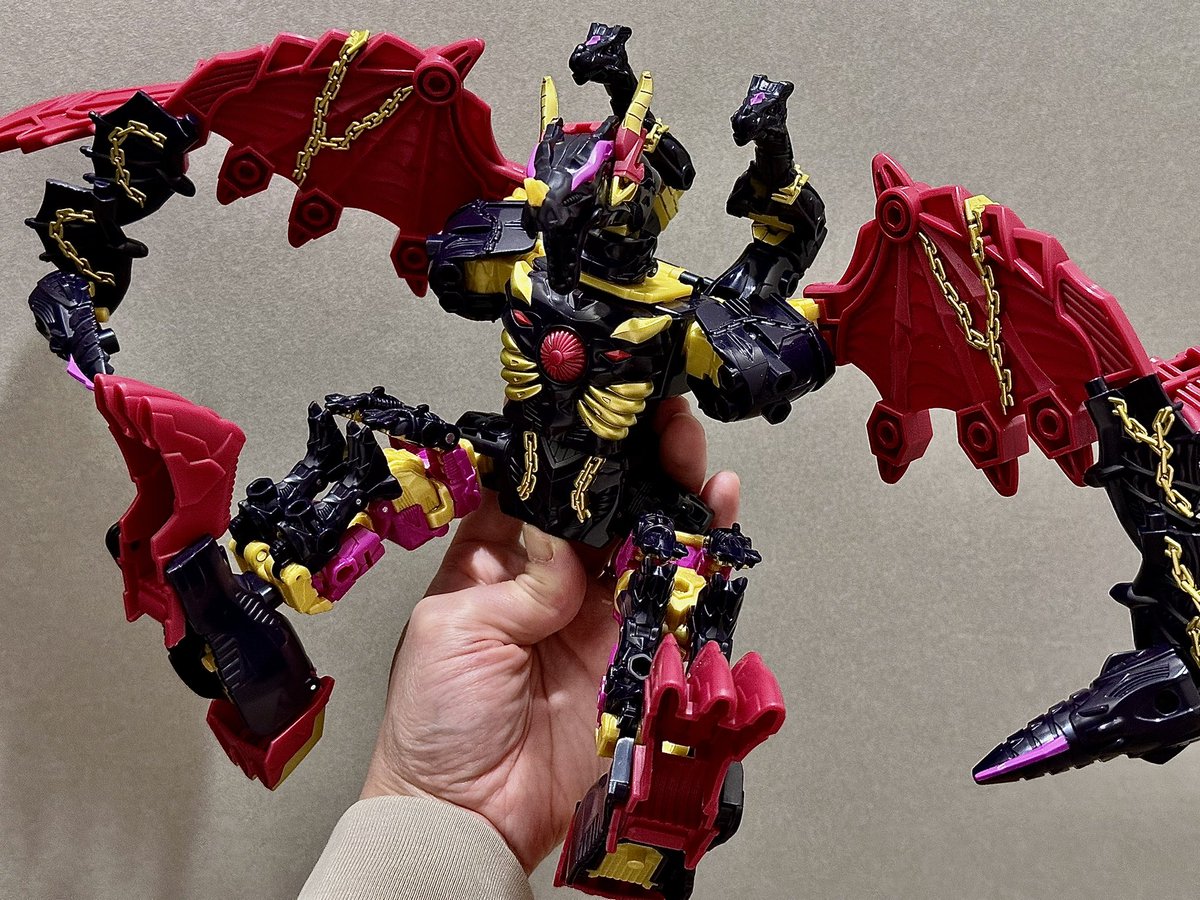 monsteraTF's tweet photo. ワイルドキングWの新商品にまさかのデビルギガ��ロじゃなくて白ドラグナス！
#トランスフォーマー
#transformer https://t.co/qwyL7BnhNK