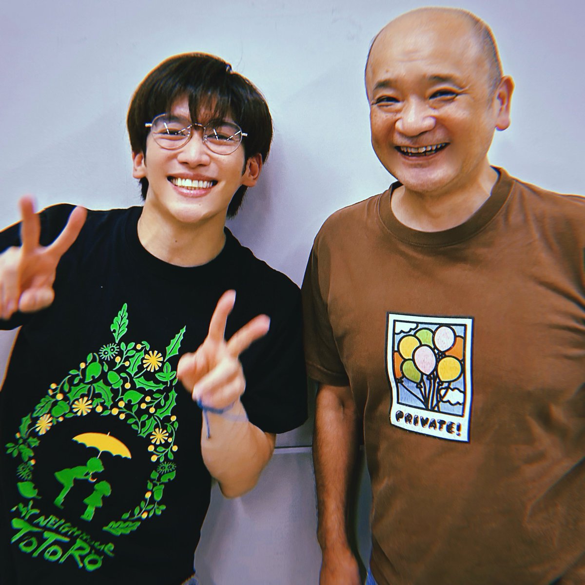 yohei_isshiki's tweet photo. 作・演出の #青木豪 さんと📸
お話を頂いた際、いの一番に嬉しかったことは豪さんのお名前があったことでした。

2015年のこまつ座『小林一茶』に出演させて頂いていた折、終演後にご挨拶をさせて頂いたのが初めましてでした。

そこから11年。念願叶ってのこの機会を、今日の今日まで楽しませて頂いています。
ーーーーー

舞台『#てらこや青義堂  師匠、走る』
本日のご来場も誠に有難うございました😌

明日は14時開演となります。
残り4日5ステージ。
サンシャイン劇場にてお待ちしております。
https://t.co/G9jTQH1p75